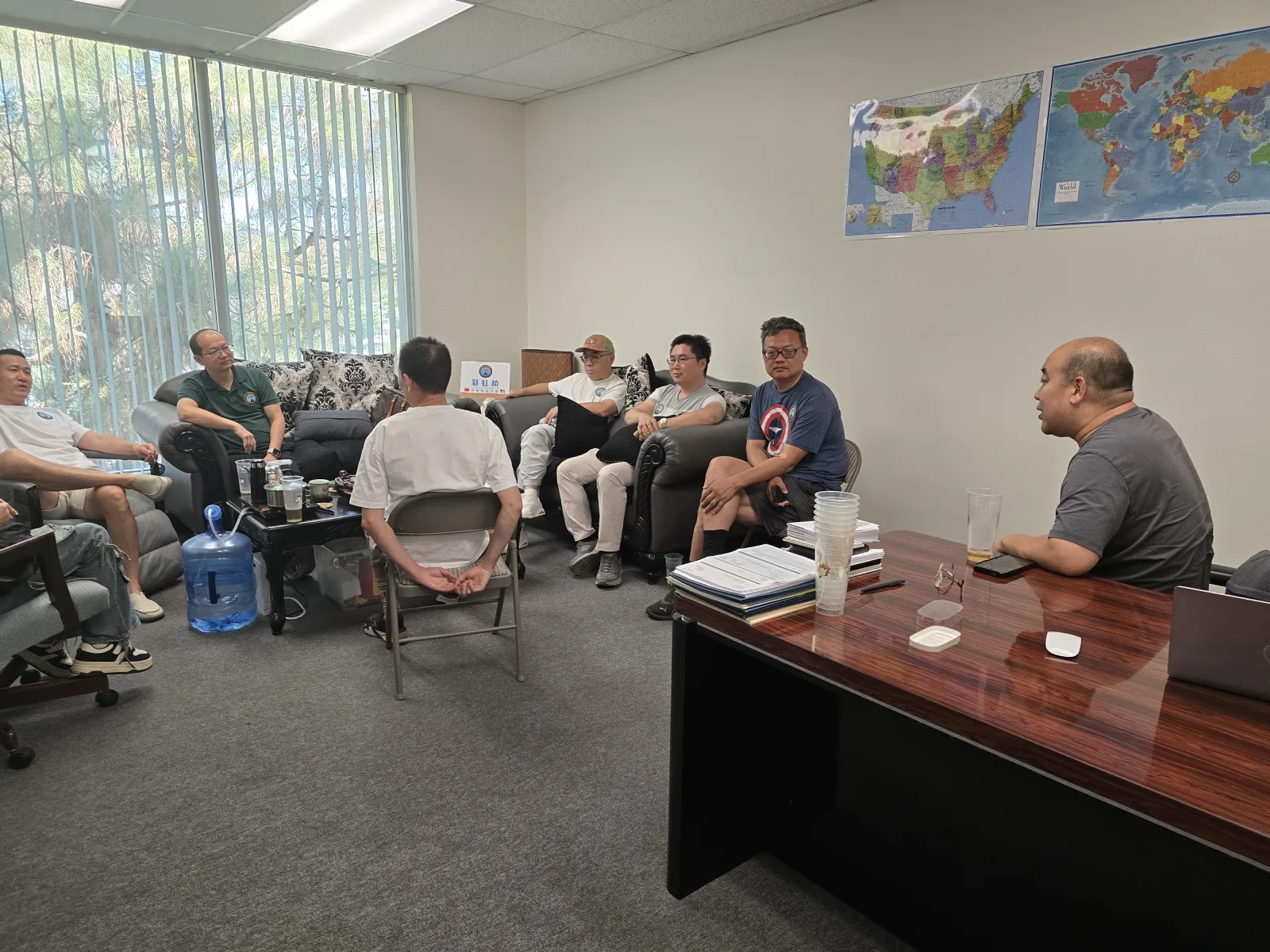 桥友会会场:徐大勇公司办公室,沙发围坐,墙上挂着美国地图与世界地图