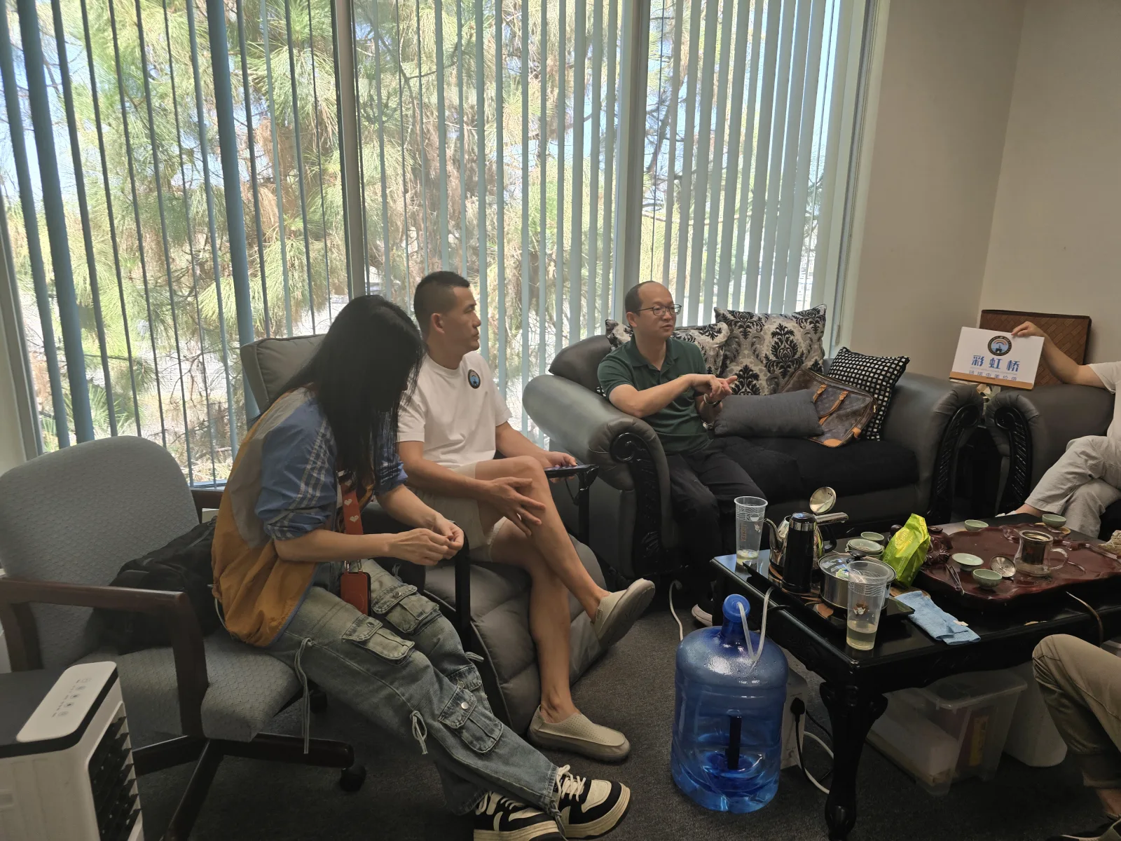 桥友会现场:窗边一角的交流,茶台上立着彩虹桥台牌