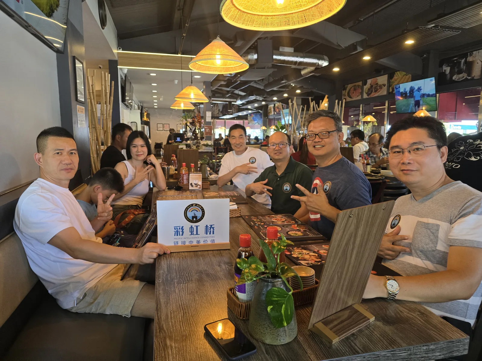 桥友宴餐桌中间立着彩虹桥台牌:链接中美价值