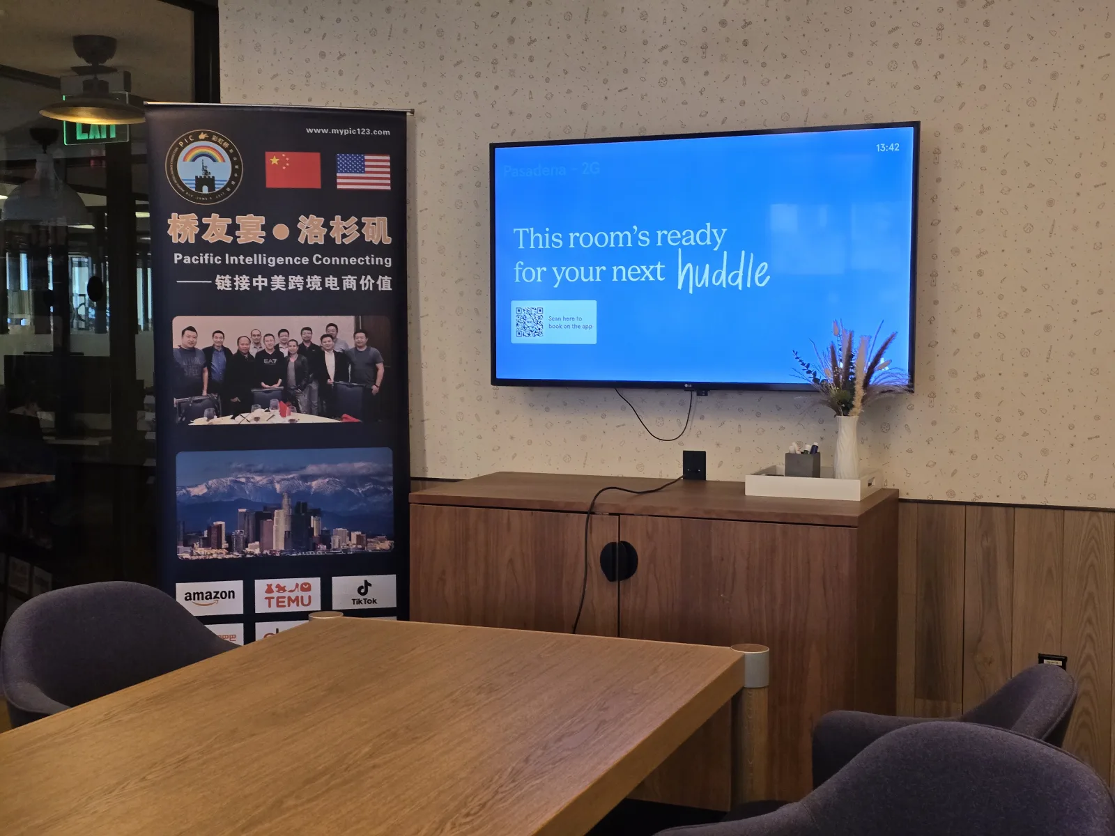 彩虹桥 8/11 帕萨迪纳桥友会:客人到场前的会议室,横幅与大屏已就位