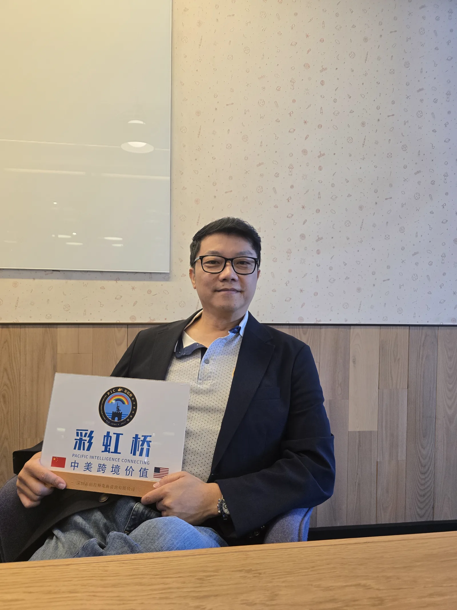 彩虹桥 8/11 帕萨迪纳桥友会:桥友手持彩虹桥台牌留影