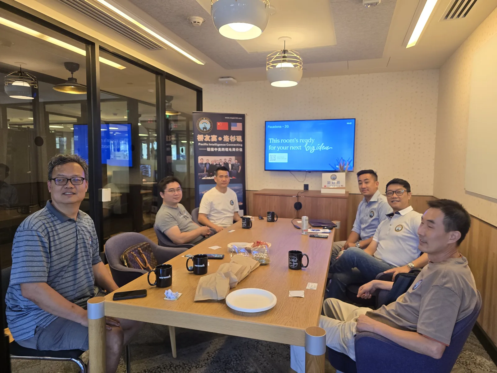 彩虹桥 8/11 帕萨迪纳桥友会:两点半刚过,桥友陆续在会议桌落座