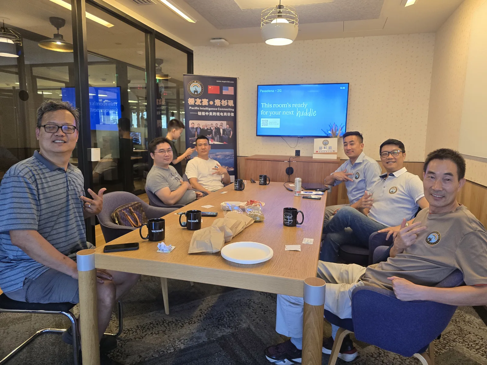 彩虹桥 8/11 帕萨迪纳桥友会:会议桌另一个角度,桥友交流中