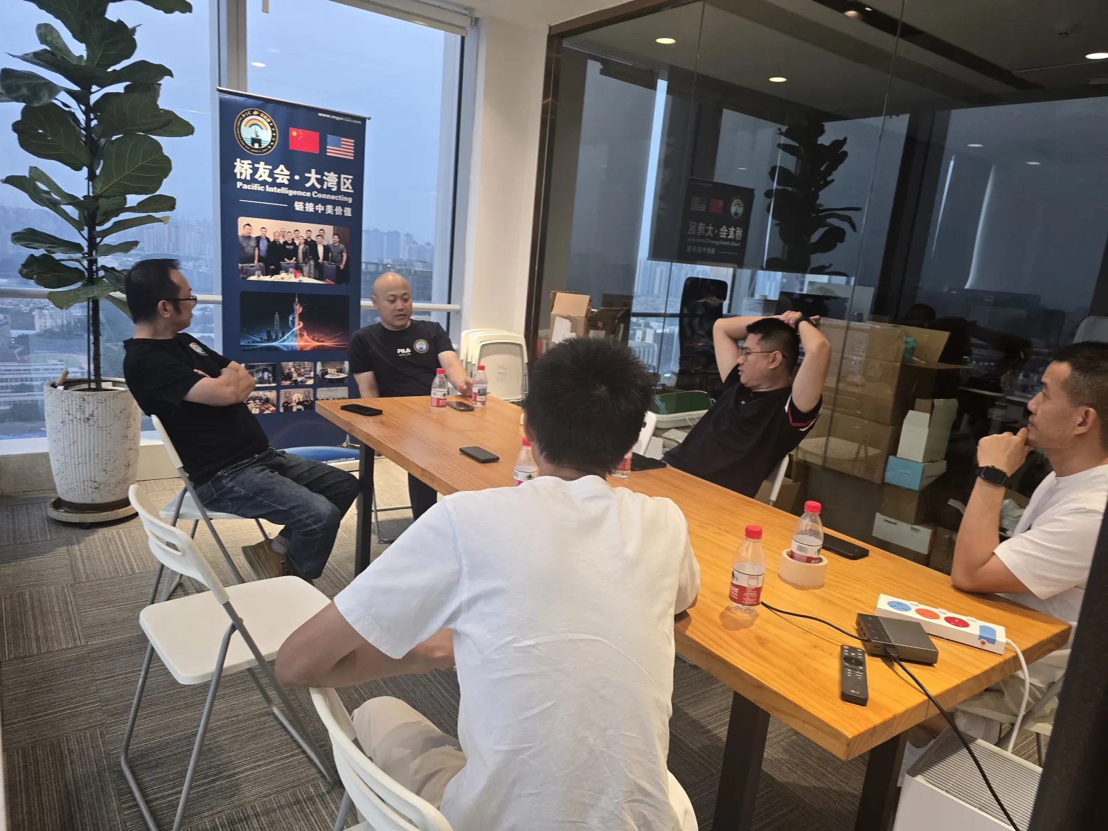 彩虹桥 9/5 广州番禺桥友会:会议长桌另一个角度,桥友正在发言